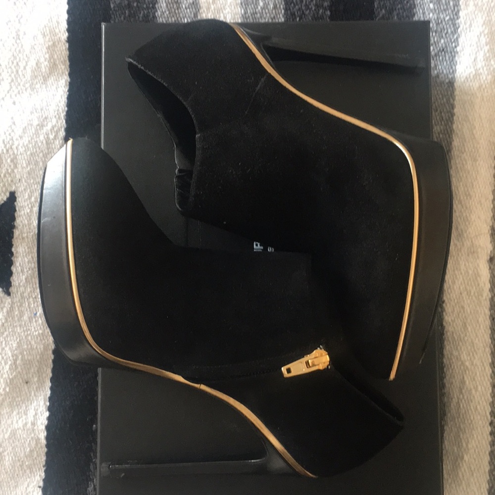 Saint Laurent Suede Pointed Booties - Picture 3 of 8